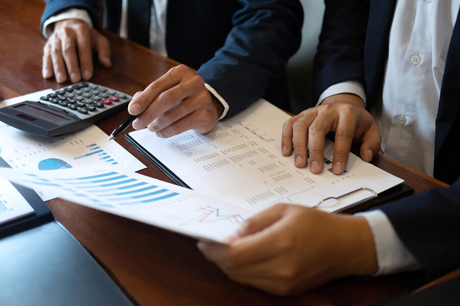 Selling Your Insurance Agency – Use a Business Broker or DIY?